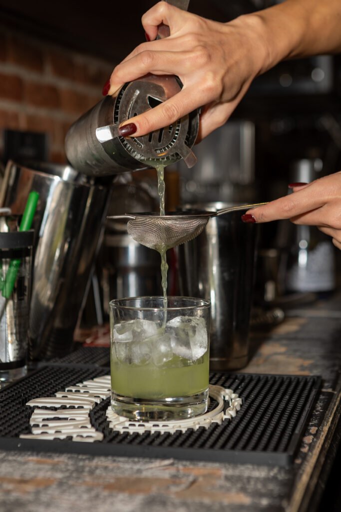 Préparation d’un cocktail au bar