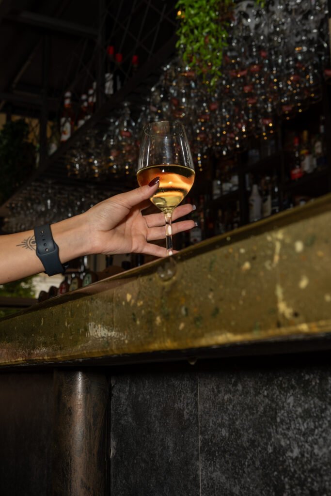 Verre de vin au comptoir