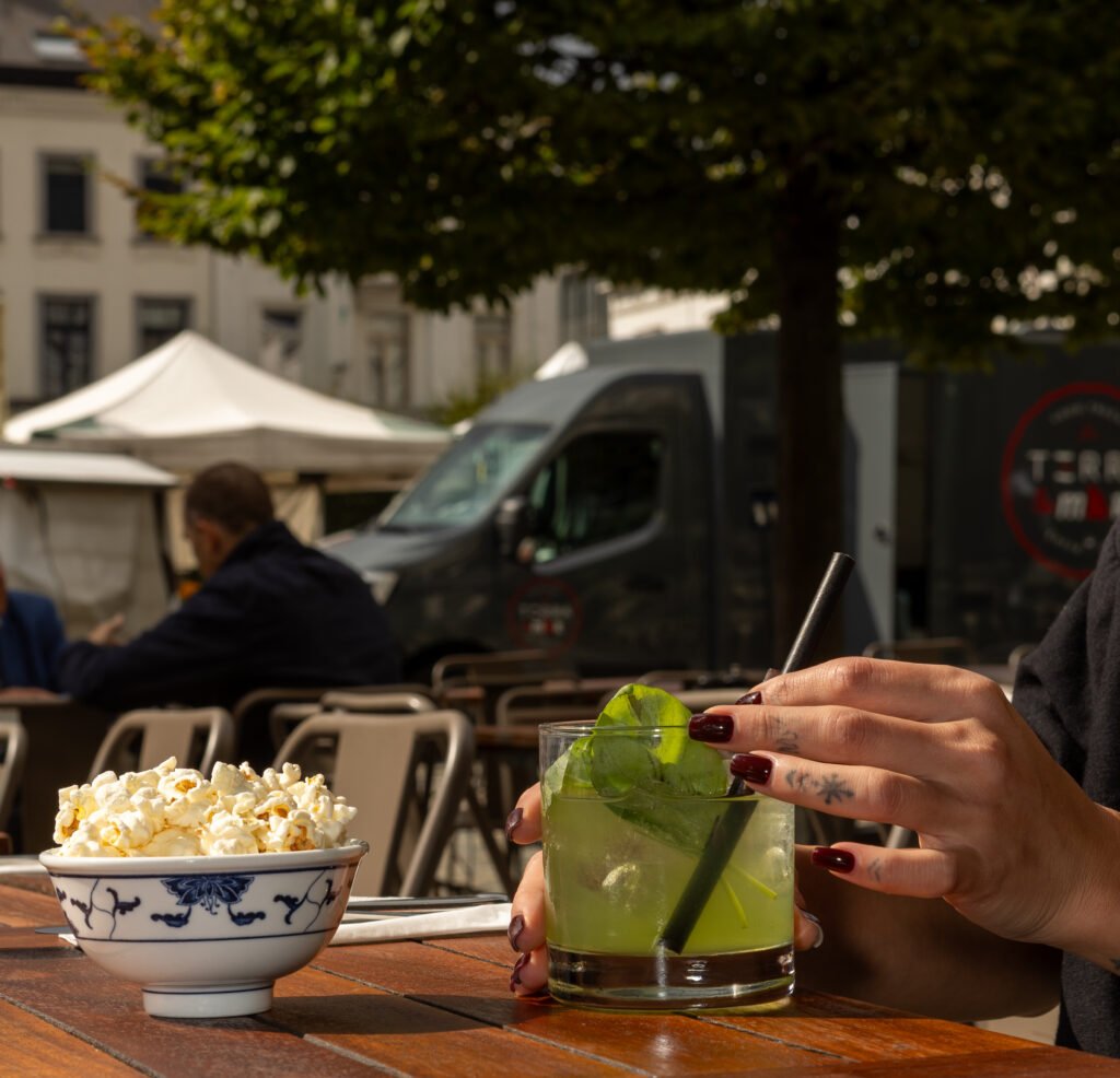 Cocktail et popcorn en terrasse